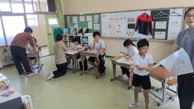 応援合戦の旗をつくっているよ